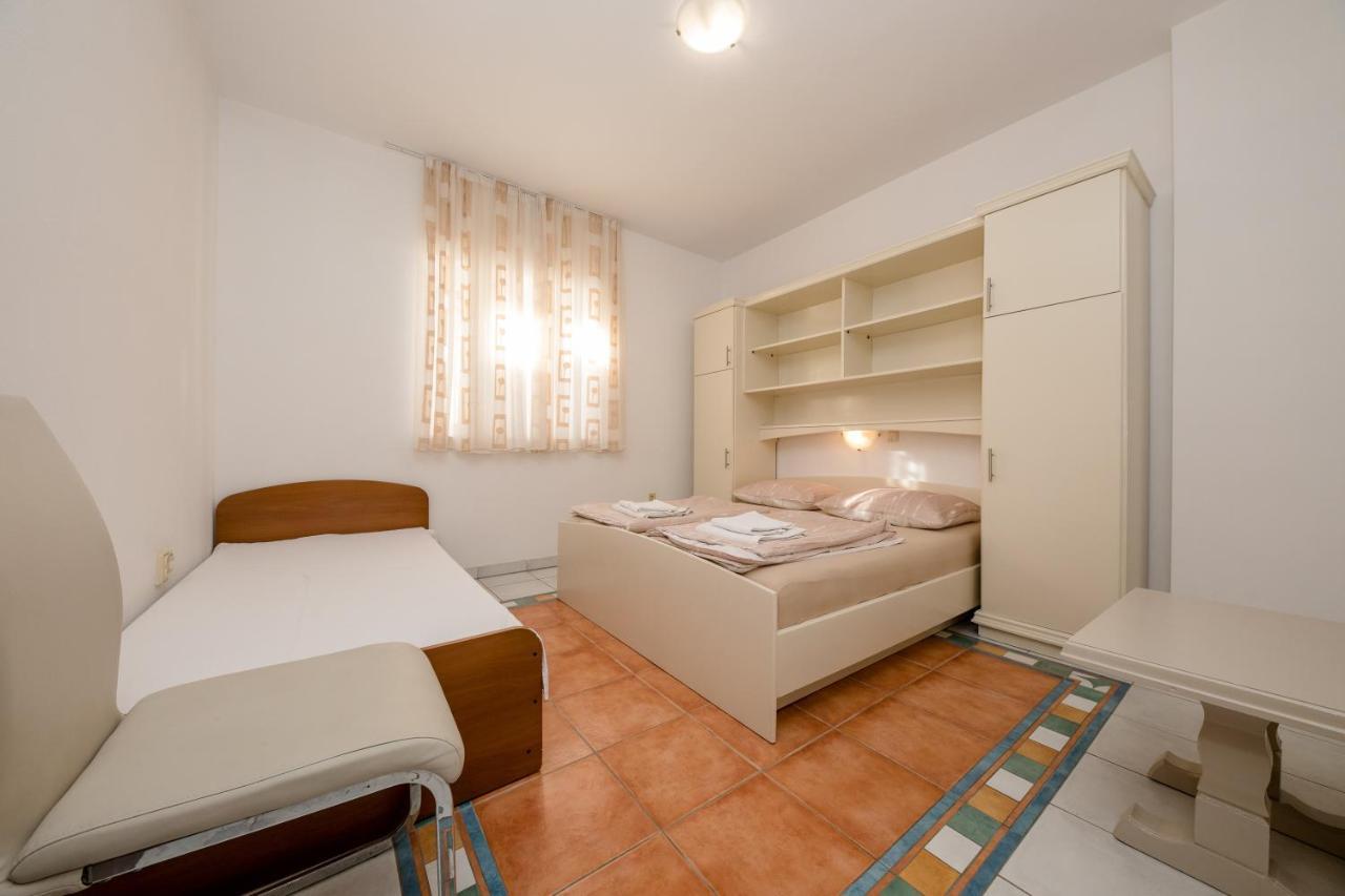 Apartments And Rooms By The Sea Supetarska Draga - Gornja, Rab - 11579 Dış mekan fotoğraf