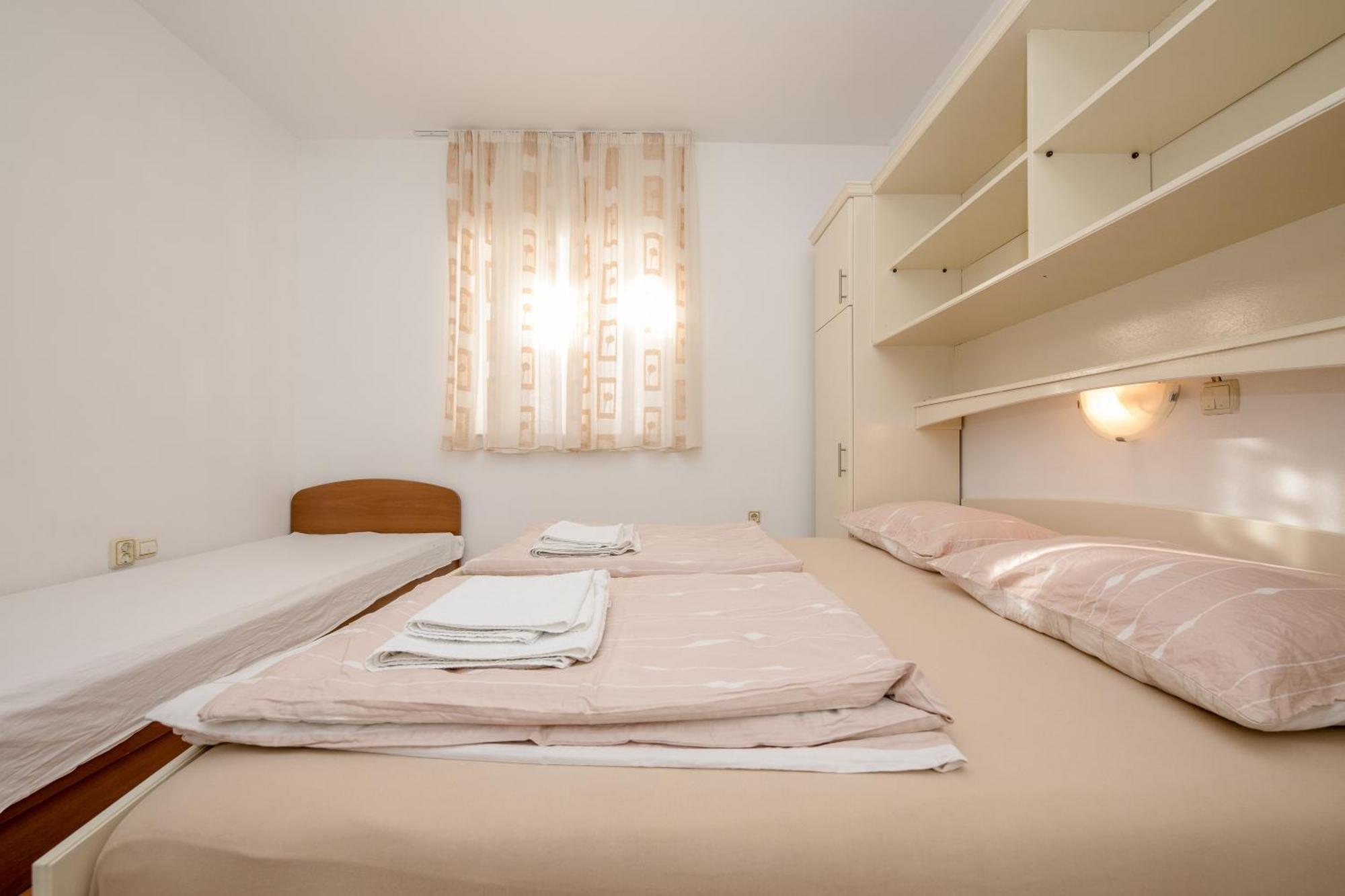 Apartments And Rooms By The Sea Supetarska Draga - Gornja, Rab - 11579 Oda fotoğraf